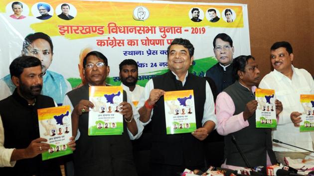 AICC(I) Jharkhand in charge R P N Singh , state Congress President Rameshwar Oraon and other senior party leaders releasing party manifesto for the assembly election at Press club in Ranchi, on Sunday, November 24, 2019.(Diwakar Prasad/ HT Photo)