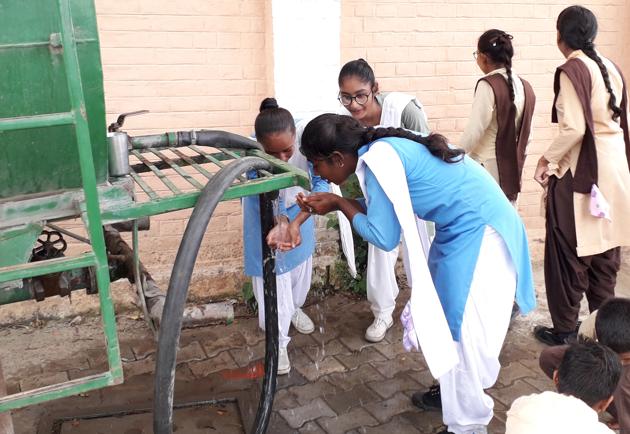 According to the state education department, 20 schools in Barnala, 40 in Bathinda, 20 in Mansa, 40 in Patiala and 40 in Sangrur don’t have facility of potable drinking water.(HT PHOTO)