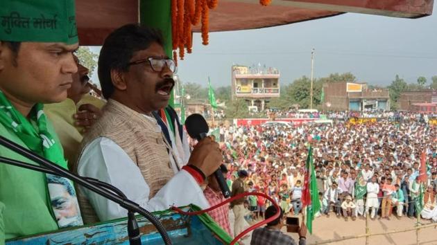 JMM Working President Hemant Soren addressing an election meeting at Meral in Garhwa, Jharkhand on Sunday, November 24, 2019.(HT Photo)