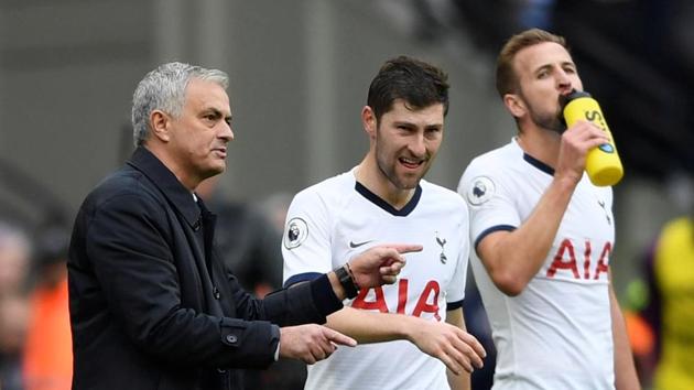 Jose Mourinho speaks with Ben Davies and Harry Kane.(Action Images via Reuters)