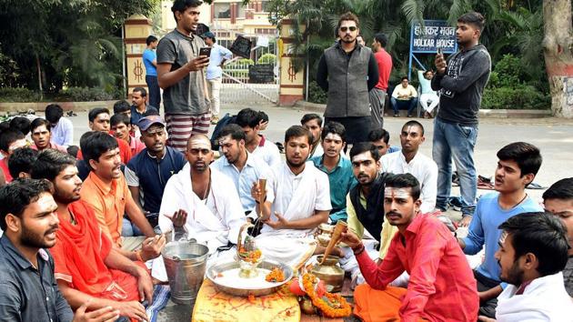 Students of the Benaras Hindu University perform Rudrabhishek as they stage a dharna outside the residence of Vice-Chancellor against the appointment of Professor Firoze Khan, Varanasi, November 20, 2019(ANI)