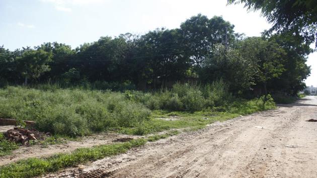 The current land acquisition law has made building roads costlier and more time-consuming, the Union government’s think tank Niti Aayog has said. (Yogendra Kumar/HT PHOTO) The current land acquisition law has made building roads costlier and more time-consuming, the Union government’s think tank Niti Aayog has said. (Yogendra Kumar/HT PHOTO)