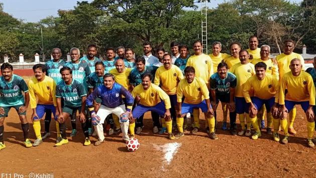 Runners-up Pune players in yellow jersey with winners Thane.(HT PHOTO) Runners-up Pune players in yellow jersey with winners Thane.(HT PHOTO)
