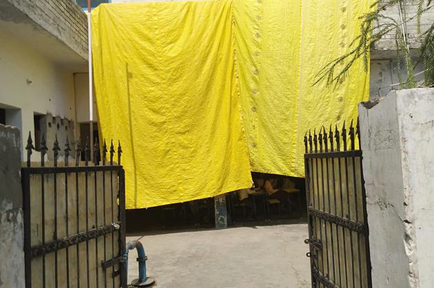 Tarpaulins are being used in the verandah of Government Elementary School, Gobind nagar, to create makeshift classrooms.(HT PHOTO)