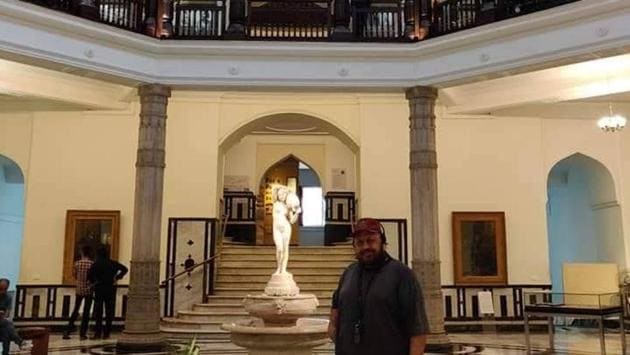 The interior of the museum combines the columns, railings and balcony of an 18th-century Wada (a Maratha mansion) with Jain style interior columns which form the main body of the central pavilion below the Maratha balcony. (deepinder singh kapany) 