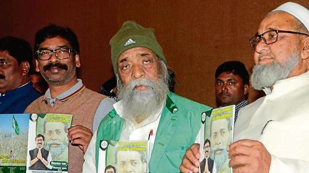 JMM President Sibu Soren (in green jacket), working president Hemant Soren along party leaders releasing party manifesto for the Jharkhand Assembly election at Press club in Ranchi, on Tuesday, November 26, 2019.(HT Photo)