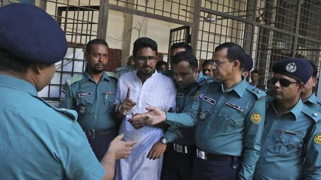Police escort a member of a banned militant group after he was sentenced to death for an attack on a Dhaka cafe that killed more than 20 people in Dhaka on July 1, 2016. (Photo: AP) Police escort a member of a banned militant group after he was sentenced to death for an attack on a Dhaka cafe that killed more than 20 people in Dhaka on July 1, 2016. (Photo: AP)