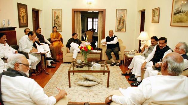 The Shiv Sena moved the Supreme Court against Governor Koshyari’s decision not to extend the time given to it to prove its ability to form the government. On November 20, the Congress-NCP alliance gave its most categorical indication about joining hands with Shiv Sena. Several top leaders of the two parties again met at NCP chief Sharad Pawar’s residence on Thursday in New Delhi. (HT Photo)