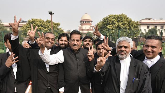Prithviraj Chavan (C) shows the victory sign after SC ordered a floor test to determine the strength of the BJP-led Maharashtra government by 5 p.m. on November 27 after considering the competing claims. The three justice bench of the top court were of the opinion that since oath taking of the MLAs had not taken place a floor test should be conducted as soon as possible on November 27. (Biplov Bhuyan / HT Photo)