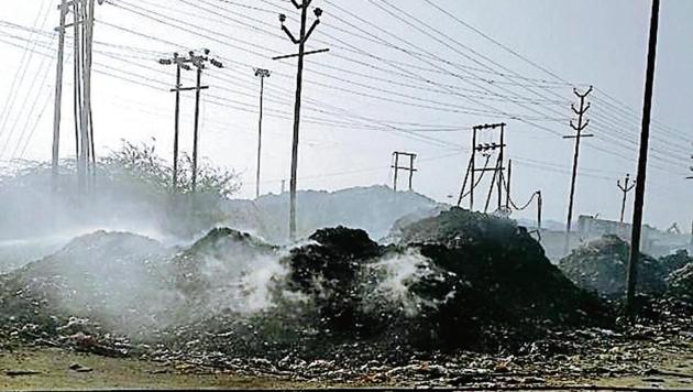 Burning of solid waste is fairly common in Kanpur in the absence of any proper solid waste management plan.(Haidar Naqvi/HT photo)