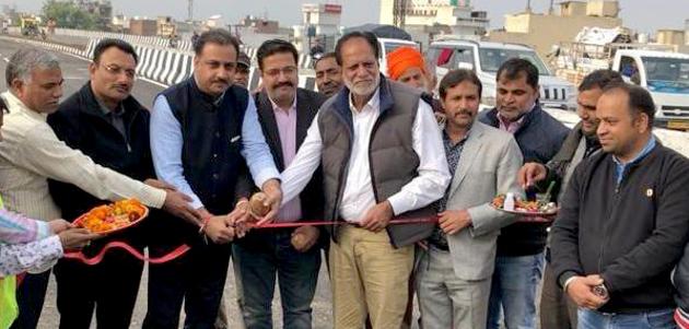 Mayor Balkar Singh Sandhu inaugurating the flyover at Jodhewal Basti in Ludhiana on Thursday.(ht photo)