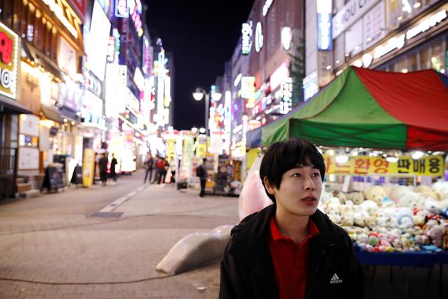 Kim Jae-hoon makes his way to work in Suwon. To many struggling youth, the scandal - which fuelled some of the largest protests of Moon’s term - showed how gold spoons get further ahead with the help of their parents’ status and wealth. In a September poll of 3,289 people by recruiting service provider Saramin, three-quarters of respondents said parents’ background was key to children’s success. (Kim Hong-Ji / REUTERS)