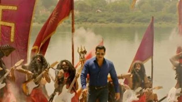 Salman Khan leads a group of sadhus in Hud Hud Dabangg song from Dabangg 3.