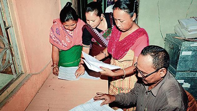Bodo women check their names in the final list of NRC at an NRC Seva Kendra in Baska district, Assam on September 2.(PTI file)