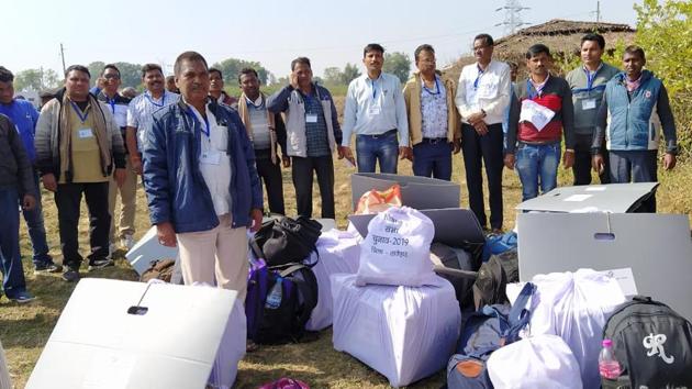 The polling party for the first phase of assembly election that landed in Chhattisgarh ‘by mistake’ on Thursday, November 28, 2019.(HT Photo)