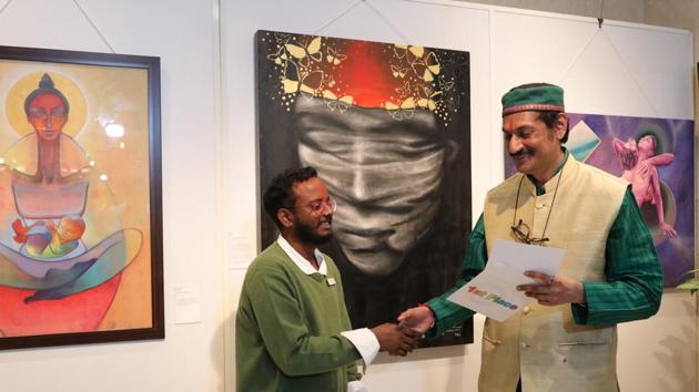 Prince Manvendra Singh Gohil (right) presents the first place prize to Anup Let of West Bengal. 