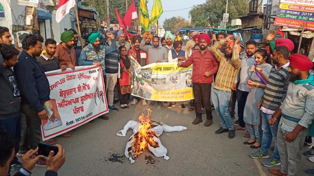 Members of ETT-TET Unemployed Teachers’ Union and the Unemployed BEd Teachers’ Union protesting in Sangrur on Saturday.(HT PHOTO)