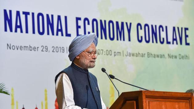 Former prime minister Manmohan Singh addresses the valedictory session of National Economy Conclave, in New Delhi.(PTI)
