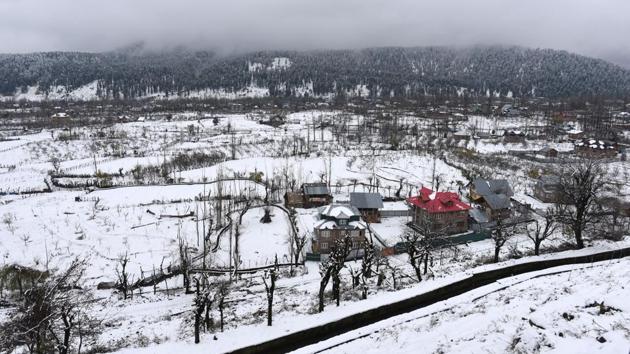 A view of snow covered field after fresh snowfall, at Tangmarg, about 35 km from Srinagar, Jammu and Kashmir. (Waseem Andrabi / HT Photo)