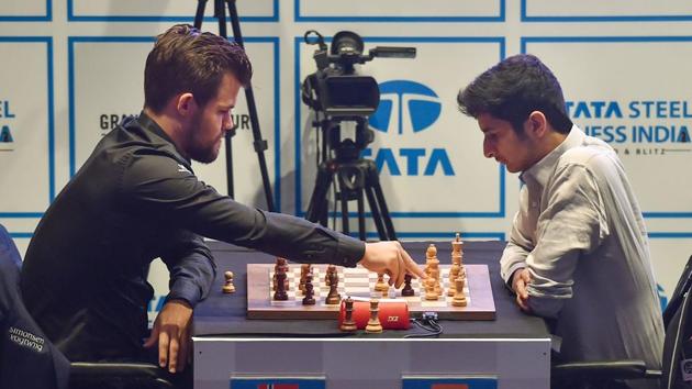 Indian grandmaster Vidit Santosh Gujrathi (R) plays against Norwegian grandmaster Magnus Carlsen on the 5th day of ‘Tata Steel Chess India 2019-Blitz format’ in Kolkata, West Bengal. (Swapan Mahapatra / PTI)