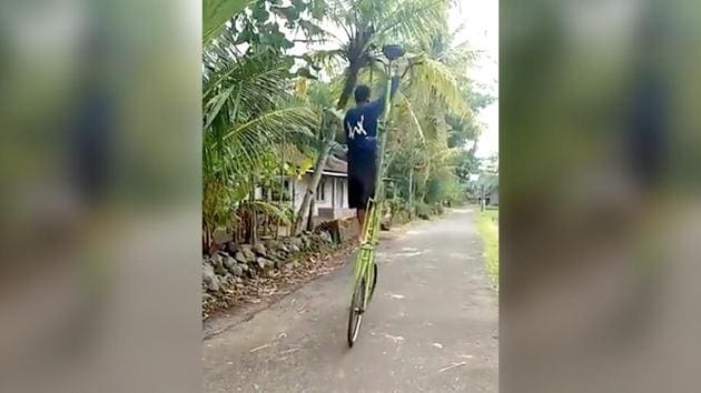 Since being shared, the video of the man riding a tall bike has garnered close to 8 lakh views.(Twitter/@aimanmokhtar11)