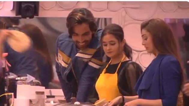 Arhaan Khan talks to Rashami Desai in the Bigg Boss 13 house.