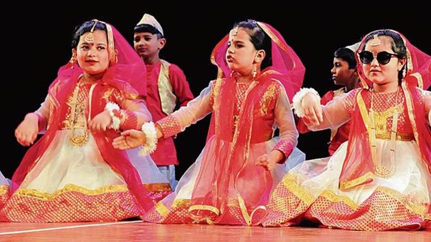 Students presented a dance ‘ek chirhiya anek chirhiya’ and spread the message of strength in unity. (HT) Students presented a dance ‘ek chirhiya anek chirhiya’ and spread the message of strength in unity. (HT)