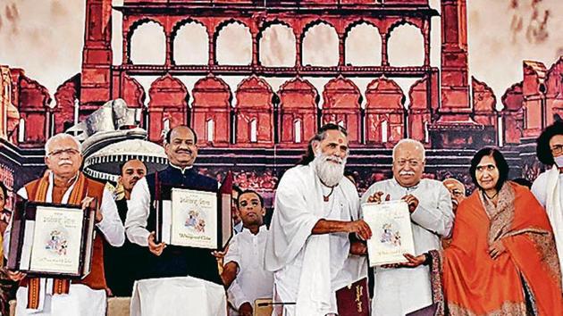 Haryana Chief Minister Manohar Lal Khattar, Lok Sabha Speaker Om Birla, Spiritual Guru Swami Gyananand, RSS Chief Mohan Bhagwat, Spiritual leader Sadhvi Rithambara, and other Spiritual leaders from other community, unveil a copy of Bhagwad Gita during the Gita Prerna Mahotsav organized by Spiritual Guru Swami Gyananand, in New Delhi (ANI photo) Haryana Chief Minister Manohar Lal Khattar, Lok Sabha Speaker Om Birla, Spiritual Guru Swami Gyananand, RSS Chief Mohan Bhagwat, Spiritual leader Sadhvi Rithambara, and other Spiritual leaders from other community, unveil a copy of Bhagwad Gita during the Gita Prerna Mahotsav organized by Spiritual Guru Swami Gyananand, in New Delhi (ANI photo)