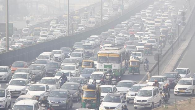 Vehicles seen at Delhi-Gurugram Expressway amid heavy smog, in Gurugram. (Yogendra Kumar/HT PHOTO) Vehicles seen at Delhi-Gurugram Expressway amid heavy smog, in Gurugram. (Yogendra Kumar/HT PHOTO)