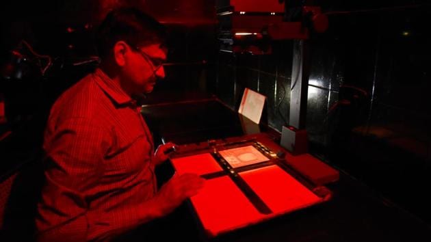 A forensic photographer’s kit consists of highly advanced cameras, colour filters, measuring scales, infrared and ultraviolet lights, gloves and masks. The infrared lights are used to find fingerprints on surfaces where they are not visible with the naked eye. The measuring scale is perhaps the most important tool as it is placed next to all evidence found at the crime scene to give an idea of its size to investigators. (Sanchit Khanna / HT Photo)