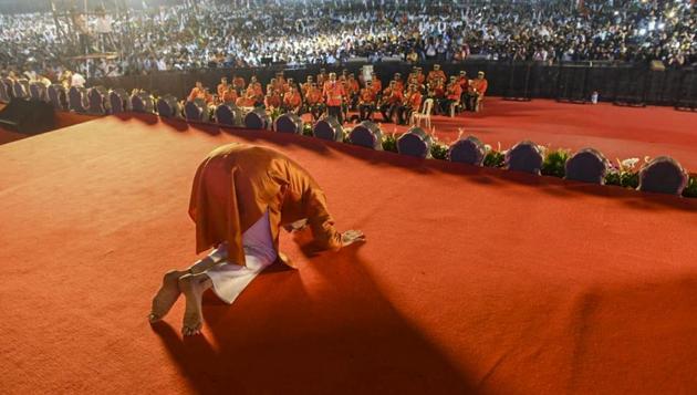 Will Uddhav Thackeray be able to work in harmony with his new allies? (HT) Will Uddhav Thackeray be able to work in harmony with his new allies? (HT)