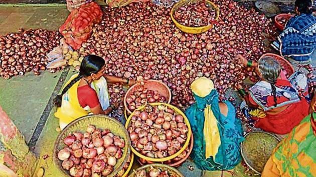 Onions — which are one of the key ingredients in most dishes — are selling for <span class='webrupee'>₹</span>100 per kilogram in Mumbai.(Bachchan Kumar / HT Photo) Onions — which are one of the key ingredients in most dishes — are selling for <span class='webrupee'>₹</span>100 per kilogram in Mumbai.(Bachchan Kumar / HT Photo)