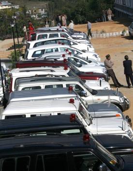 Government vehicles with red beacons parked outside the Dharamshala Vidhan Sabha.(HTfile photo)