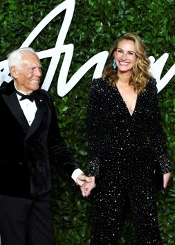 Actor Julia Roberts and designer Giorgio Armani pose as they arrive at the Fashion Awards 2019 in London, Britain December 2, 2019. REUTERS/Lisi Niesner (REUTERS)