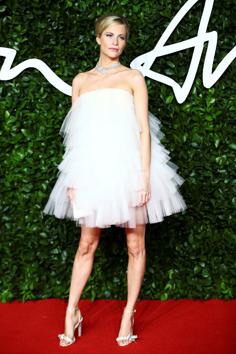 Model Poppy Delevingne poses as she arrives at the Fashion Awards 2019 in London, Britain December 2, 2019. REUTERS/Lisi Niesner (REUTERS)