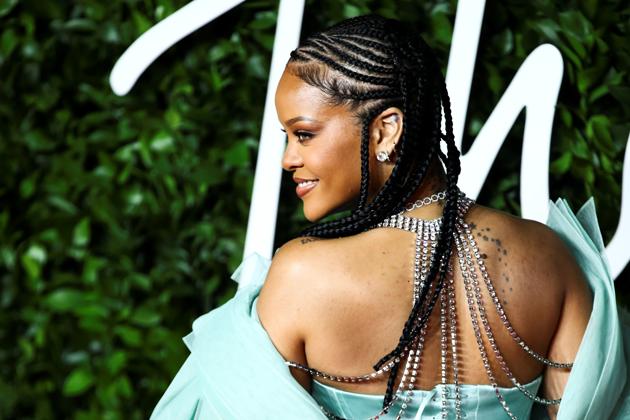 Singer Rihanna poses as she arrives at the Fashion Awards 2019 in London, Britain December 2, 2019. REUTERS/Lisi Niesner (REUTERS)