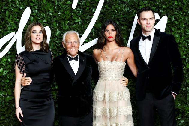 Barbara Palvin, Giorgio Armani, Sara Sampaio and Nicholas Hoult pose as they arrive at the Fashion Awards 2019 in London, Britain December 2, 2019. REUTERS/Lisi Niesner (REUTERS)