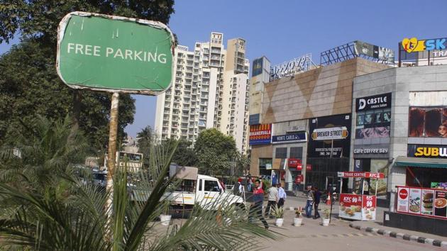 Free parking board is seen outside a mall at Sohna road, in Gurugram. MCG has received complaints that three malls on Sohna Road were charging for parking despite advertising-free services for the same outside their entrance.(Yogendra Kumar/HT PHOTO)