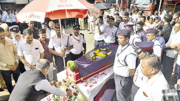 Shravan Hardikar, PCMC commissioner (left) and fire brigade staff pay tributes to late Vishal Jadhav at PCMC headquarters on Monday. (HT/PHOTO) Shravan Hardikar, PCMC commissioner (left) and fire brigade staff pay tributes to late Vishal Jadhav at PCMC headquarters on Monday. (HT/PHOTO)