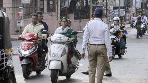 Pune traffic police not taking action against helmet-less riders on Tilak road.(HT FILE PHOTO) Pune traffic police not taking action against helmet-less riders on Tilak road.(HT FILE PHOTO)