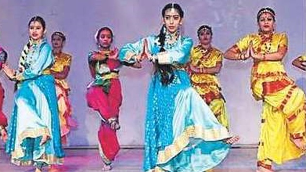 Pupils presenting a folk dance.(HT)