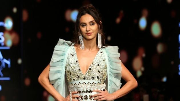 Singer Shibani Dandekar showcases the creation of fashion designer Yogita Kadam.(IANS)