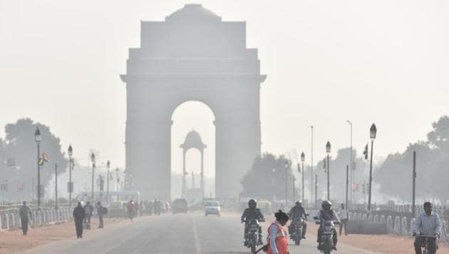 An IMD scientist said that from Wednesday, the wind will get slower and there is a forecast of shallow to dense fog in the morning hours, pushing Delhi’s air into ‘very poor’ category. (Sanchit Khanna/HT PHOTO) An IMD scientist said that from Wednesday, the wind will get slower and there is a forecast of shallow to dense fog in the morning hours, pushing Delhi’s air into ‘very poor’ category. (Sanchit Khanna/HT PHOTO)
