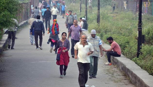 People walk in the winter morning at Wadgaon on Sinhgad road in Pune. (HT PHOTO) People walk in the winter morning at Wadgaon on Sinhgad road in Pune. (HT PHOTO)