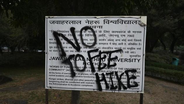 Graffiti that says 'No To Fee Hike' is seen as students protest at Jawaharlal Nehru University in New Delhi(Biplov Bhuyan/HT PHOTO)