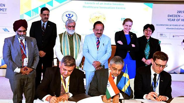 New Delhi, Dec 03 (ANI): Union Minister for Health & Family Welfare, Science & Technology and Earth Sciences, Dr. Harsh Vardhan along with Union Minister of State for Health and Family Welfare, Ashwini Kumar Choubey and the State Secretary to the Minister for Health and Social Affairs, Sweden, Maja Fjaestad witnessing the signing ceremony of the Memorandum of Intent (MoI) for India-Sweden Healthcare Innovation Centre, in New Delhi on Tuesday. (ANI Photo)