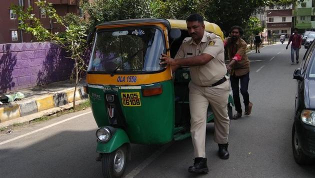 The picture has struck a chord with netizens.(Twitter/@BengaluruCityPolice) The picture has struck a chord with netizens.(Twitter/@BengaluruCityPolice)