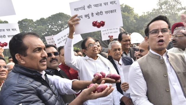 Former finance minister P Chidambaram and other Congress leaders protest against spiralling onion price on Parliament House premises on Thursday. (Sanjeev Verma/HT photo) Former finance minister P Chidambaram and other Congress leaders protest against spiralling onion price on Parliament House premises on Thursday. (Sanjeev Verma/HT photo)