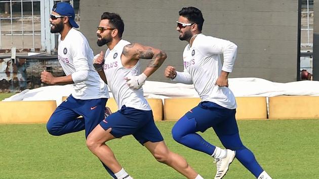 Virat Kohli with teammates Ravindra Jadeja and Rishabh Pant.(PTI)