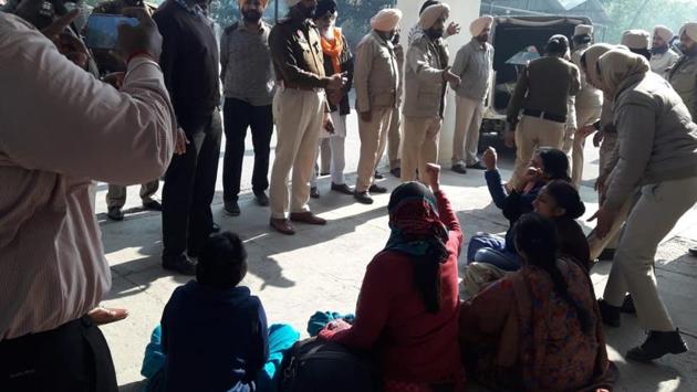 Women protesters holding a dharna in front of the deputy commissioner’s office in Faridkot on Friday. Police detained them for an hour before releasing them as their protest was causing inconvenience to people. (HT Photo) Women protesters holding a dharna in front of the deputy commissioner’s office in Faridkot on Friday. Police detained them for an hour before releasing them as their protest was causing inconvenience to people. (HT Photo)
